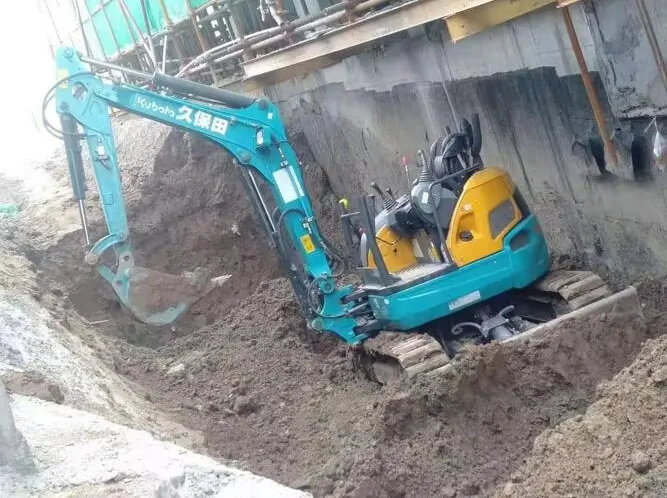 冠捷出租7台小挖机赴上海施工